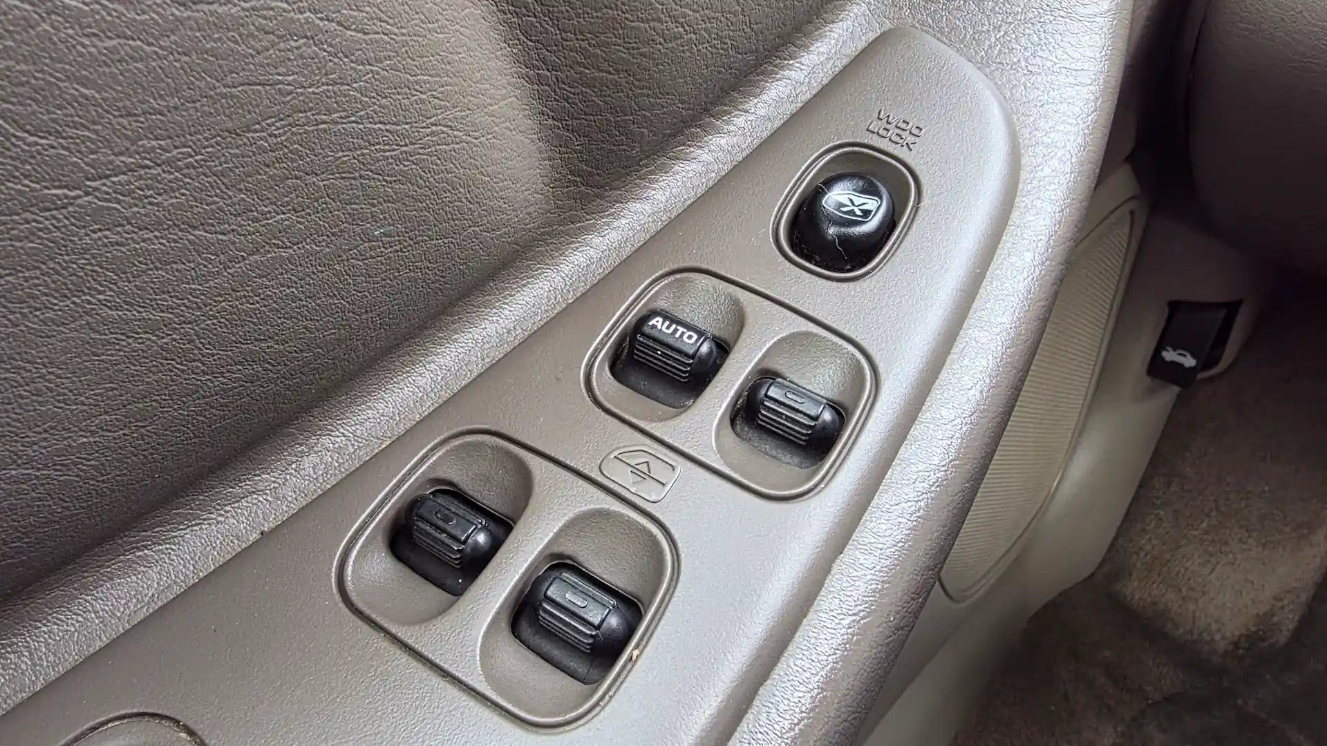 2003 Chrysler Sebring inside 5