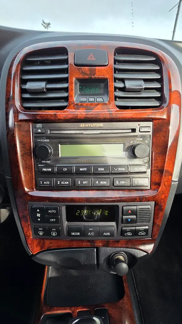 2005 Hyundai Sonata GLX inside 5