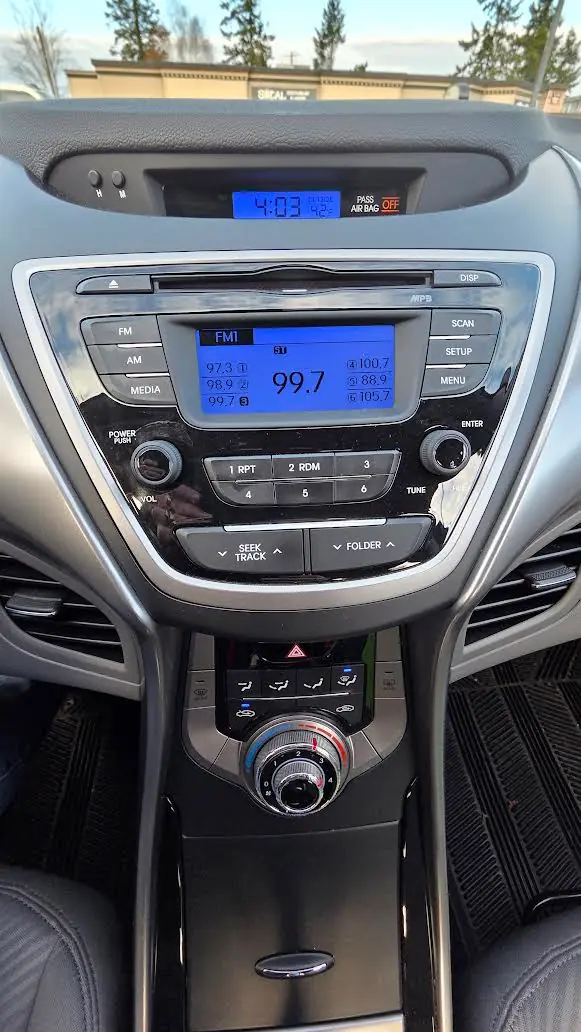Hyundai Elantra GL Inside 4
